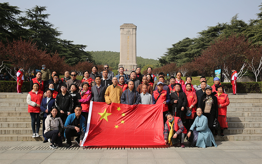 徐州市泰山寺僧众赴淮海战役烈士纪念塔凭吊革命先烈