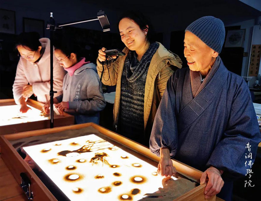 沙画-曹洞佛学院举办沙画课：看沙画如何挥洒大千世界
