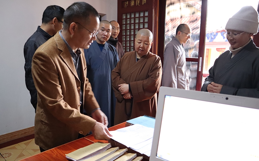 档案管理-江西省宗教院校教育服务中心书记庄养谷一行参观万杉寺档案规范管理工作