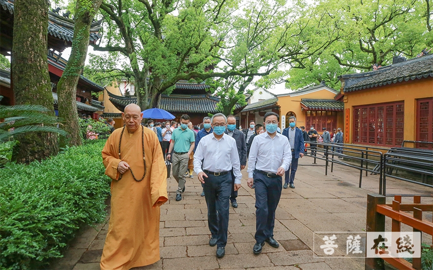 普陀山-杭州市委常委、统战部部长陈新华一行前往普陀山考察交流