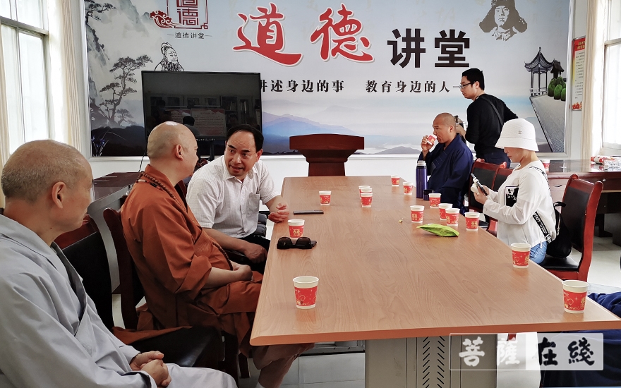 佛教-商洛市镇安县佛教协会深入铁厂镇新民村举行爱心捐赠活动
