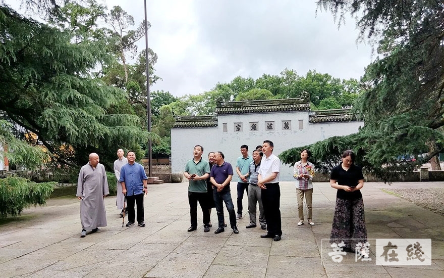 宁波-湖南省民宗委副主任刘鸿伏一行前往宁波天童禅寺考察