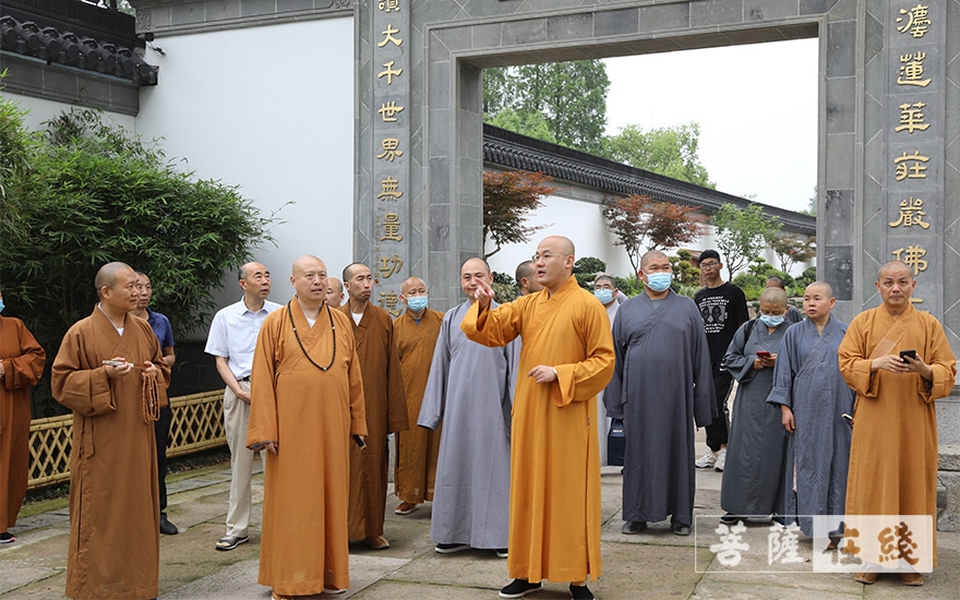 合肥市佛教协会会长圆藏法师一行参访湖州法华寺