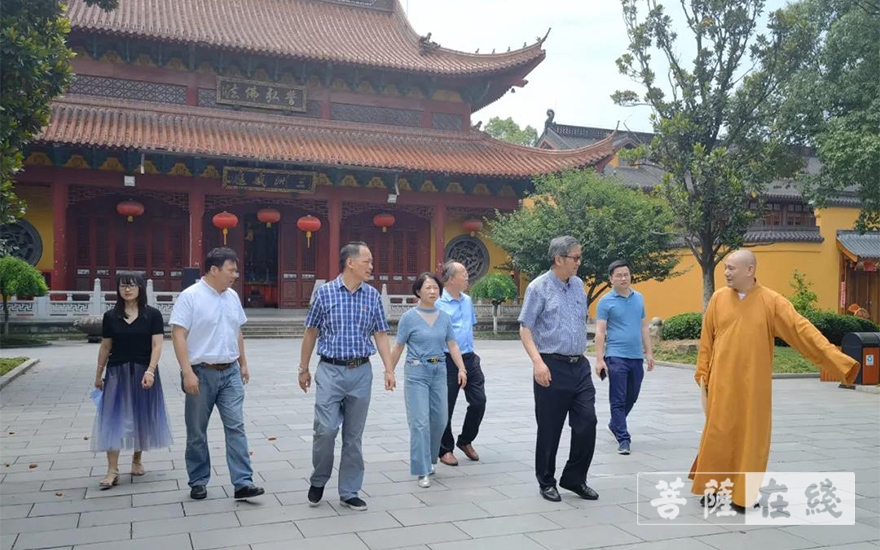 湖州-湖州市委宣传部副部长、市社科联主席沈振建调研湖州寿圣寺