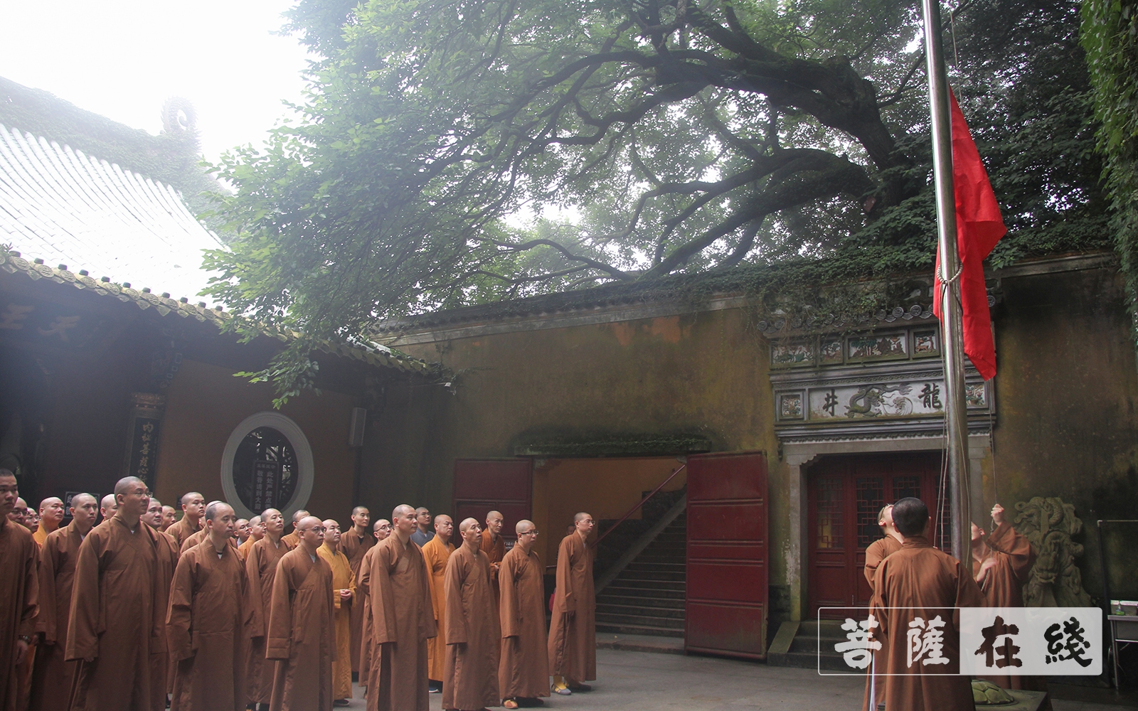 佛教-普陀山佛教协会举行“七一”升国旗仪式——庆祝建党100周年