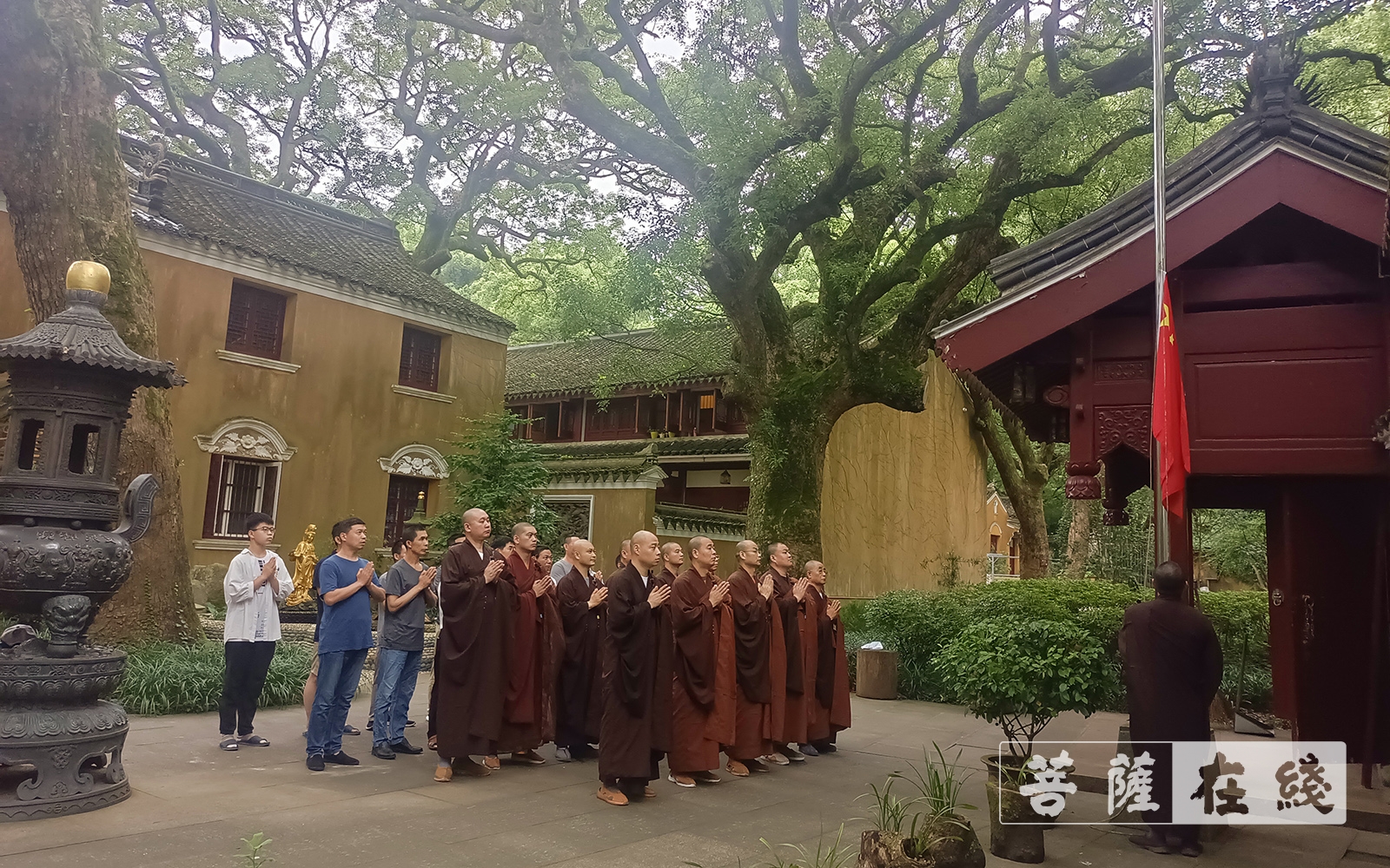 佛教-普陀山佛教协会举行“七一”升国旗仪式——庆祝建党100周年