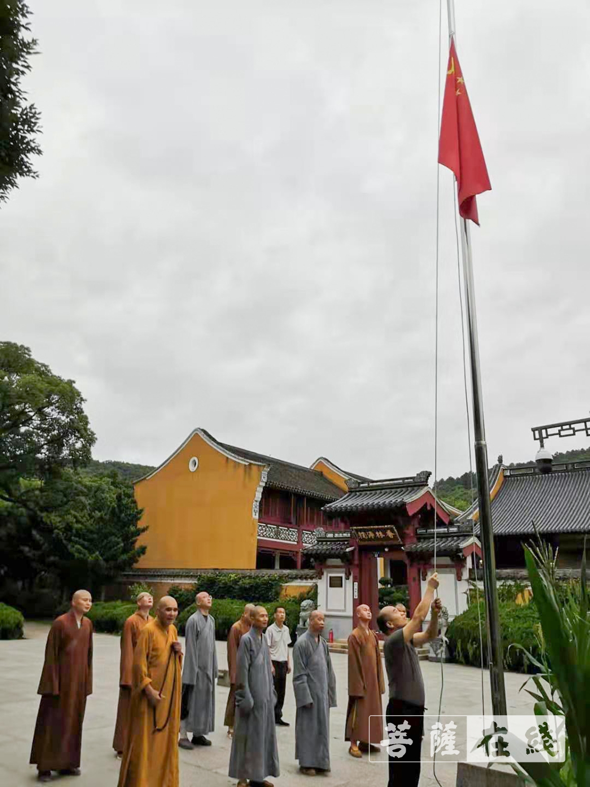 佛教-普陀山佛教协会举行“七一”升国旗仪式——庆祝建党100周年