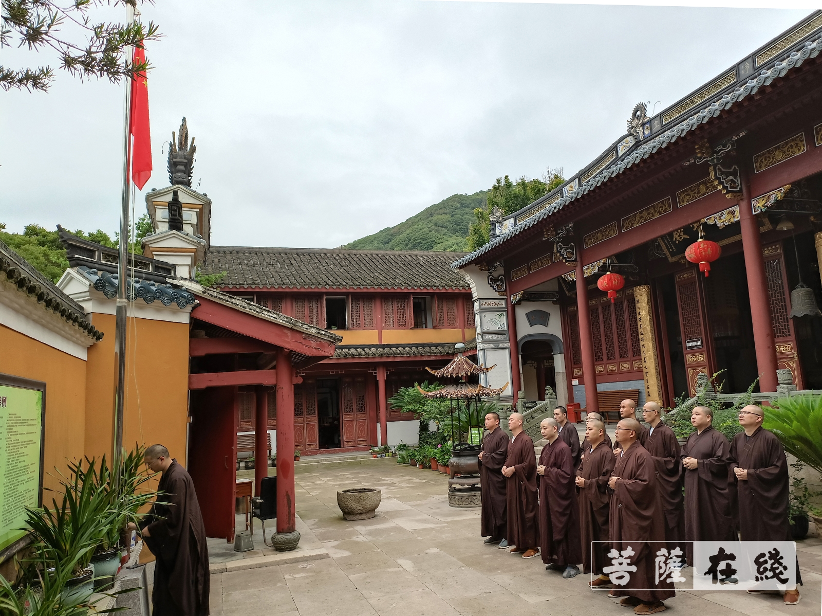 佛教-普陀山佛教协会举行“七一”升国旗仪式——庆祝建党100周年