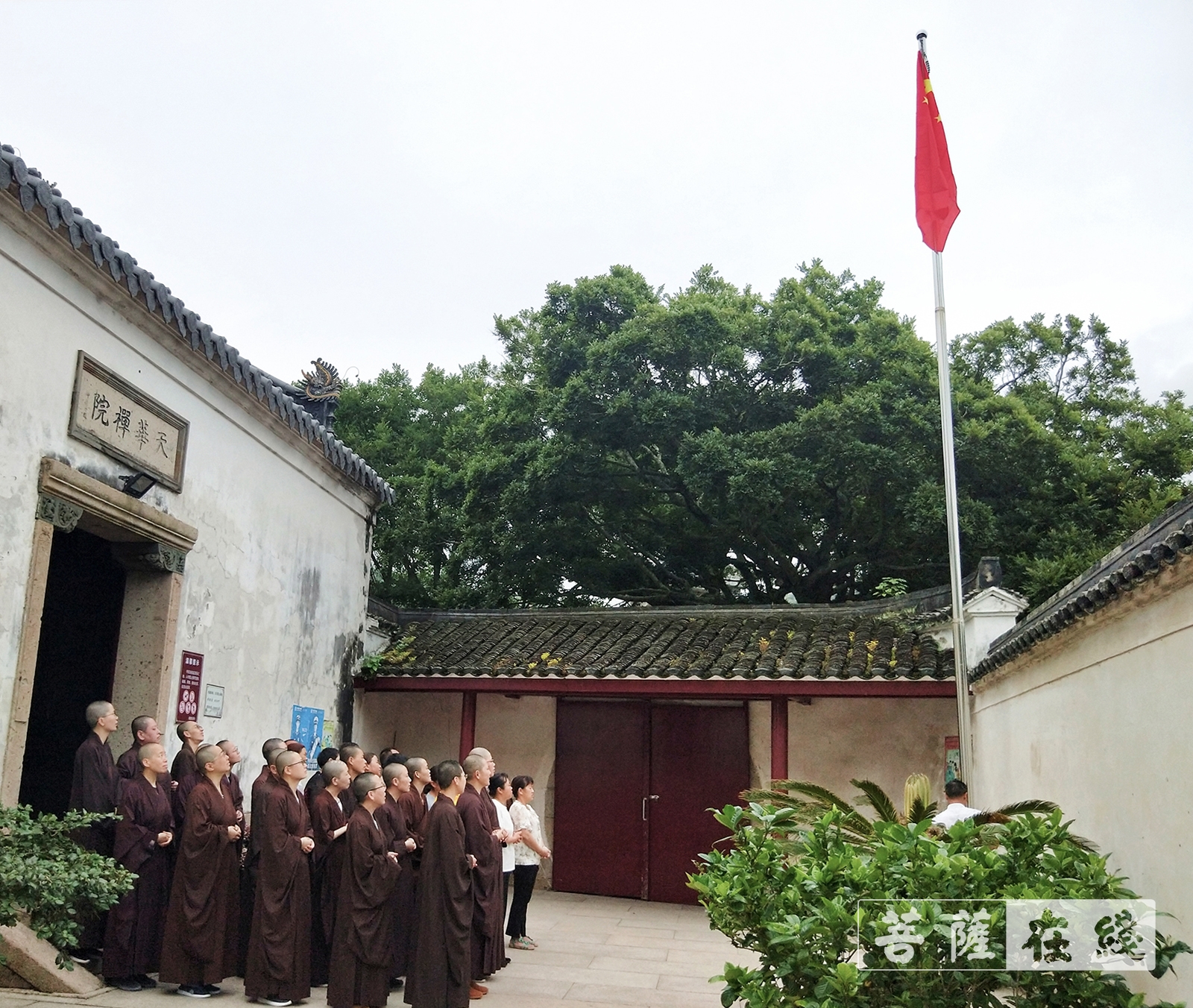 佛教-普陀山佛教协会举行“七一”升国旗仪式——庆祝建党100周年