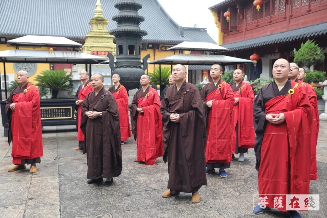 中国共产党-绍兴市龙华古寺举行升国旗仪式并集体观看建党百年庆典