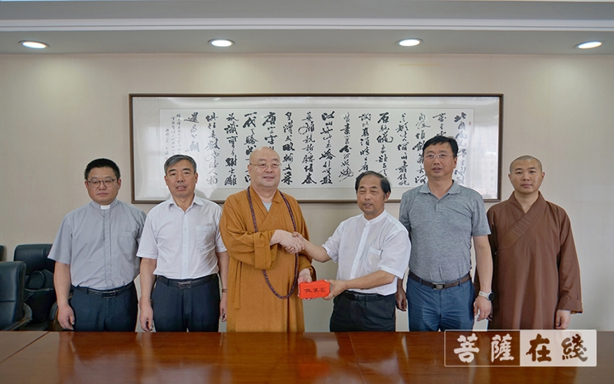 天主教-长春市大佛寺向天主教吉林教区主教公署捐赠善款