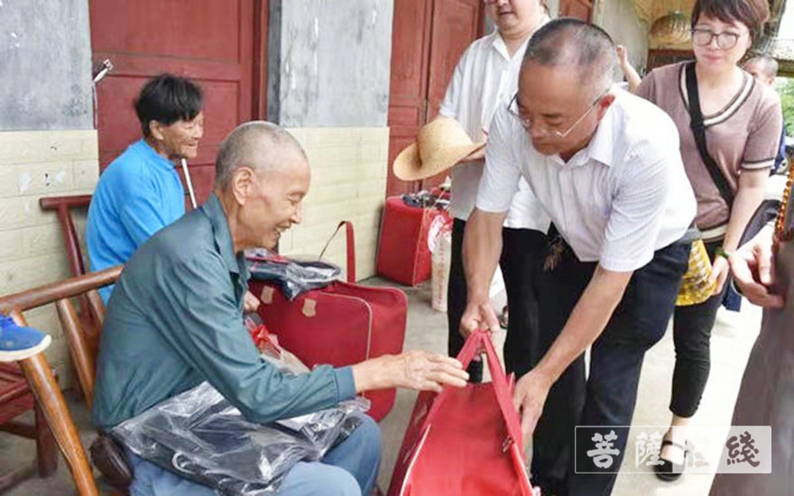 基金-圣辉长老带领湖南省佛慈基金会工作人员慰问花垣麻风村麻风患者