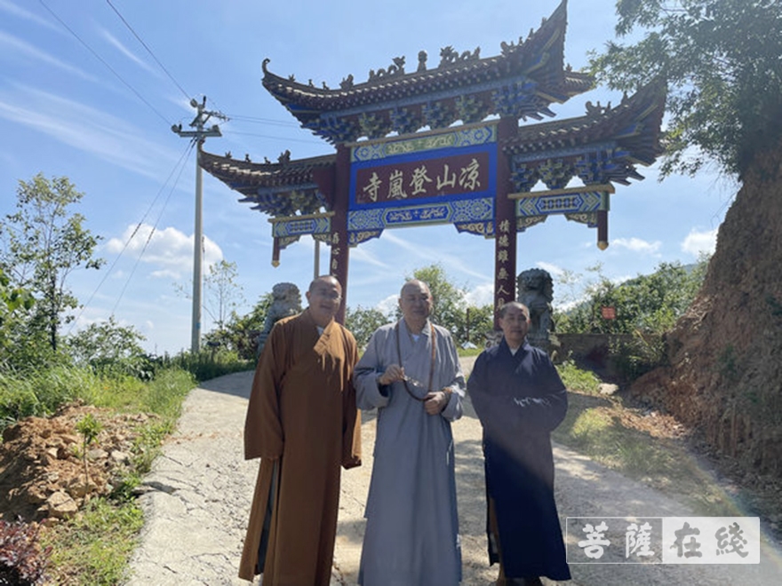 怀化-圣辉长老救灾途中调研怀化市凉山登岚寺