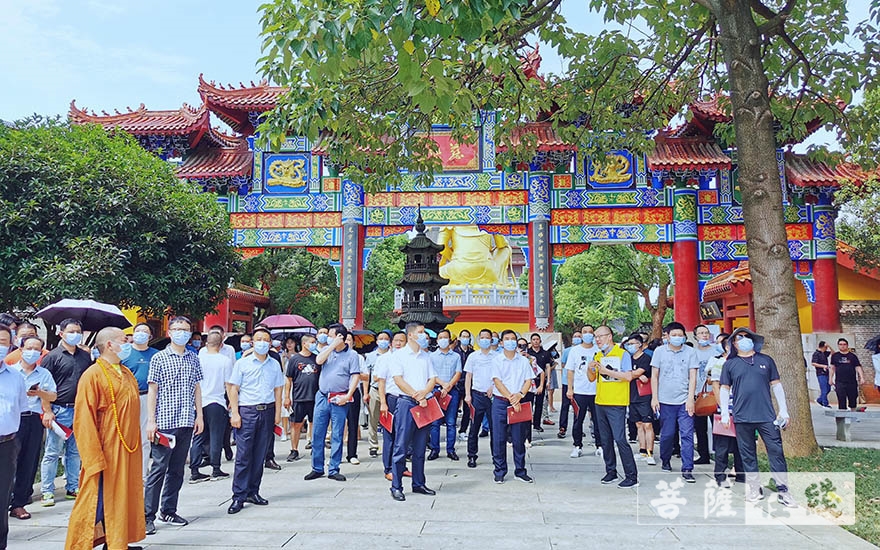 岳阳-湖南省民宗系统干部近两百人考察岳阳圣安寺
