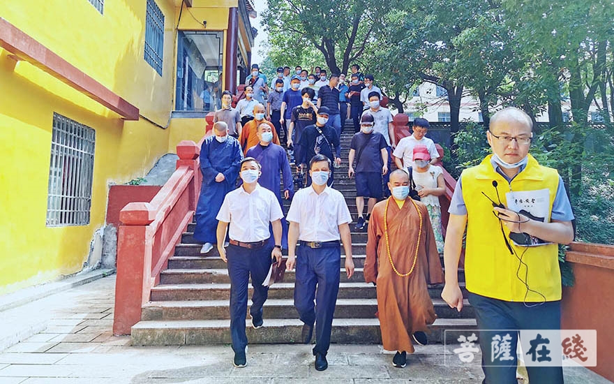 岳阳-湖南省民宗系统干部近两百人考察岳阳圣安寺