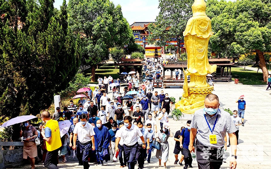 岳阳-湖南省民宗系统干部近两百人考察岳阳圣安寺