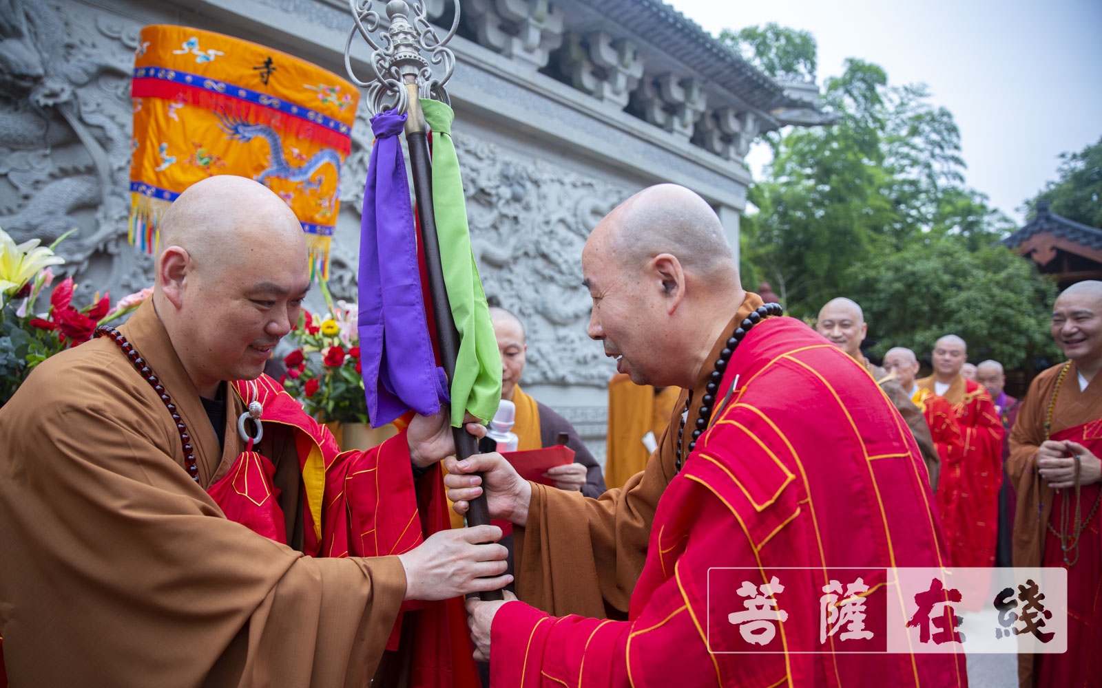 宁波市佛教协会副会长,阿育王寺方丈界源法师送锡杖(图片来源:大菩