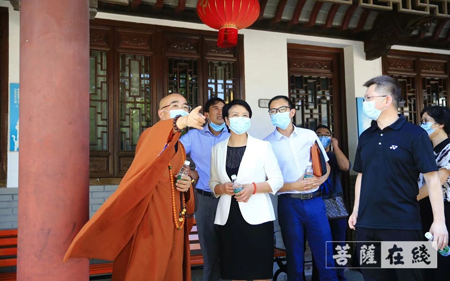 鲍秀英-浙江省委统战部副部长鲍秀英督查舟山佛教活动场所防疫工作