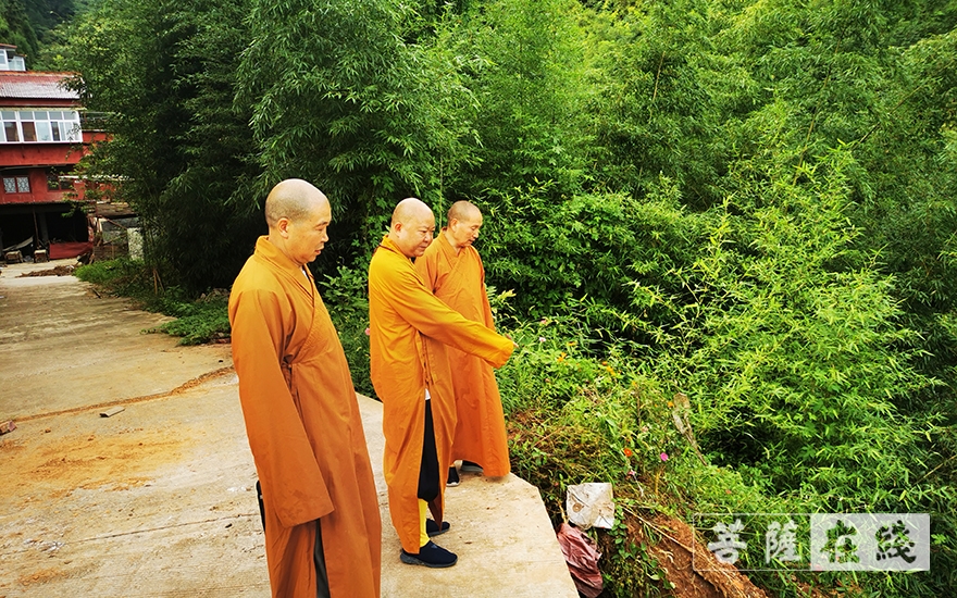佛教-汉中市佛教协会会长续学法师调研天灯禅寺，指导灾后恢复工作