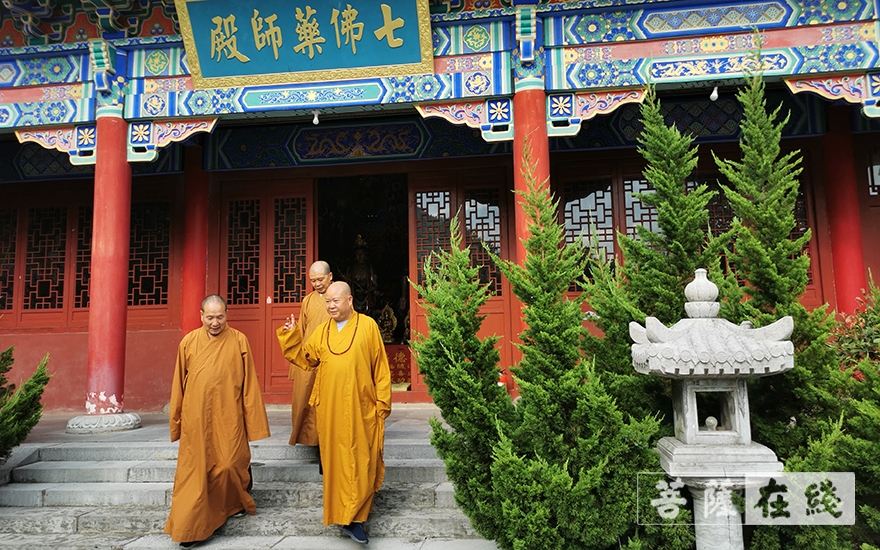 佛教-汉中市佛教协会会长续学法师调研天灯禅寺，指导灾后恢复工作