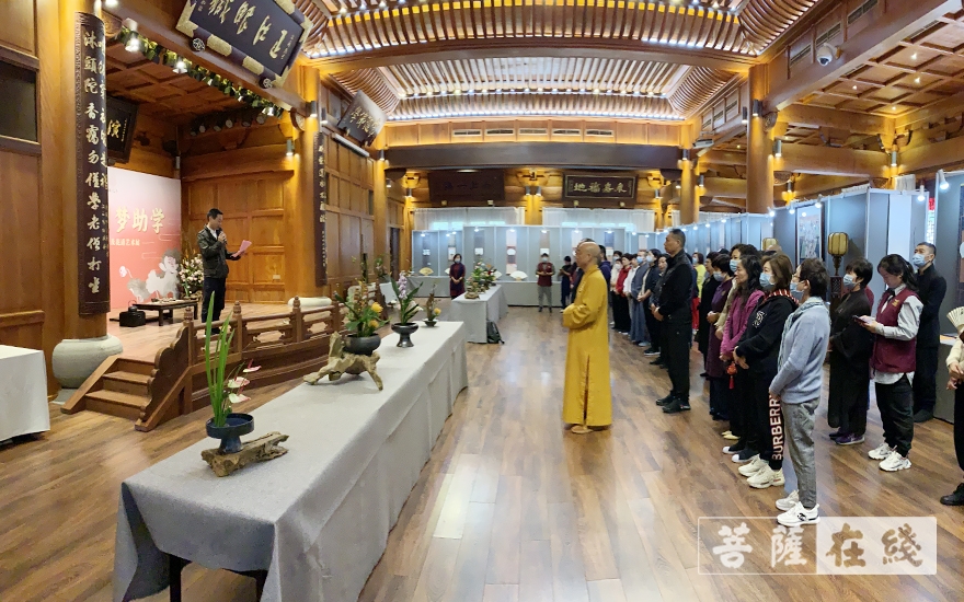 书画-“菩提心灯 圆梦助学”年度会议暨“江月松风”书画扇面展及花道艺术展开幕