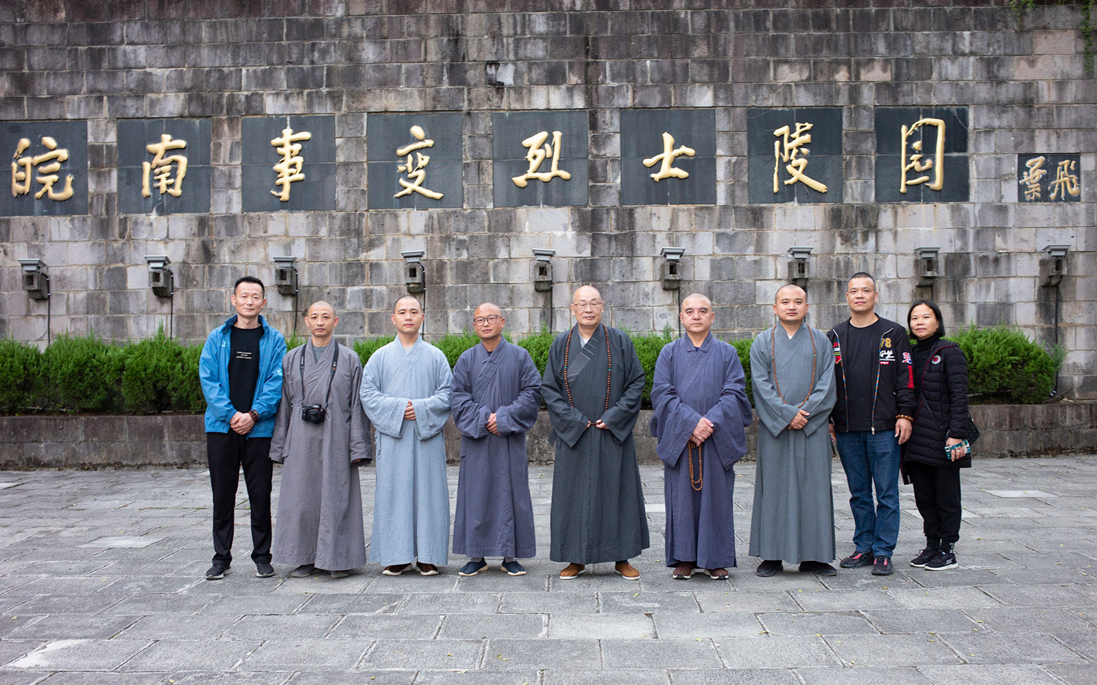 佛教-圣辉长老一行瞻仰皖南事变烈士陵园并敬献花篮