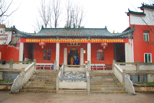 感念佛恩 播撒慈善种子 湖南法华古寺举行腊八施粥祈福活动