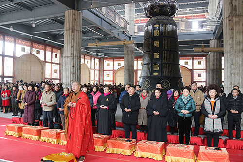 共度春节 上海松隐禅寺举行新年祈福感恩年夜饭