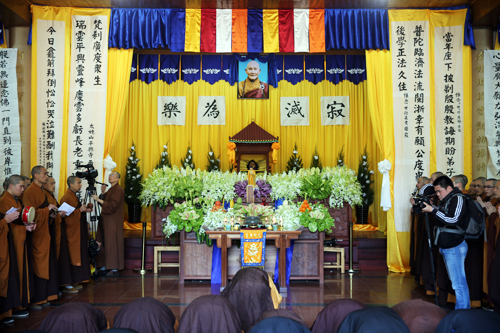太姥山平兴寺世行老和尚追思荼毗法会 万众同悲恭送长老