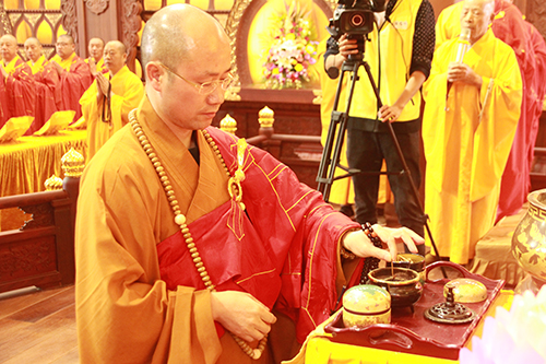 上海地藏古寺举行水陆祈平安法会之熏坛洒净