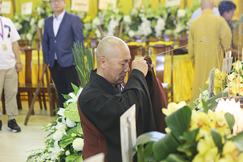 锦州市佛教协会会长道极法师赴香港宝莲禅寺悼念健钊长老