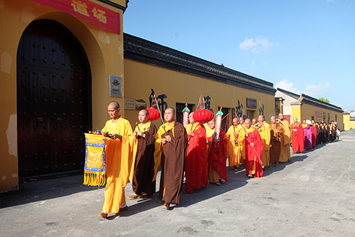 江苏阜宁盘龙古寺举行水陆法会之熏坛洒净仪式