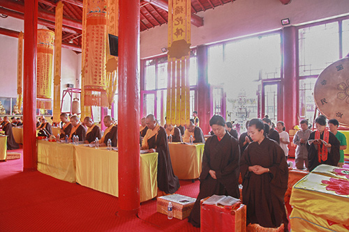 七台河市极灵寺水陆法会第二日：恭敬拜忏 自净其心