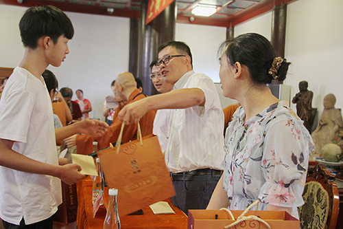 佛欢喜日 上海宁国禅寺举行2018年秋季慈善助学活动