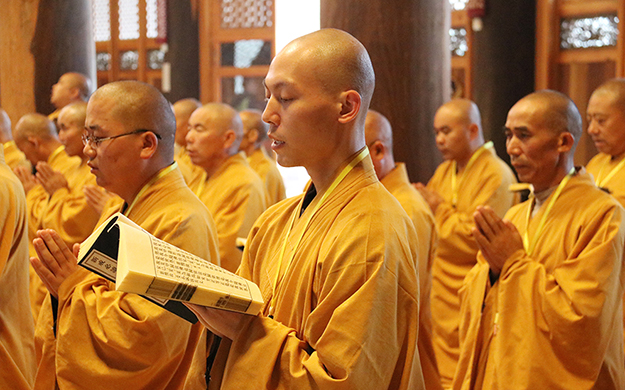 昆明宝泉寺举行三坛大戒法会之露罪忏悔、授三皈依仪式