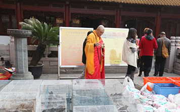 昆山华藏寺观世音菩萨出家日举行授皈依、放生法会