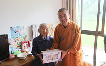 上海奉贤二严寺重阳节举行敬老公益活动