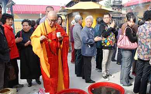 观音菩萨出家日浦东小普陀寺举行放生活动