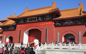 江苏徐州宝莲寺举行百岁老人重阳登高活动