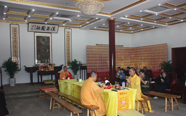 续建法师来上海寿安寺为惟觉法师闭关“护关”