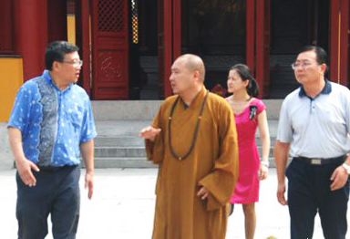 泰州市民族宗教事务局局长万永良一行参观光孝律寺