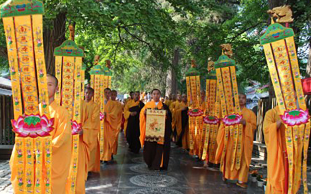 河南嵩山少林寺举行水陆法会之熏坛洒净仪式