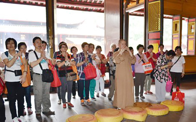 香港福慧精舍常慈法师一行朝礼峨眉山报国寺