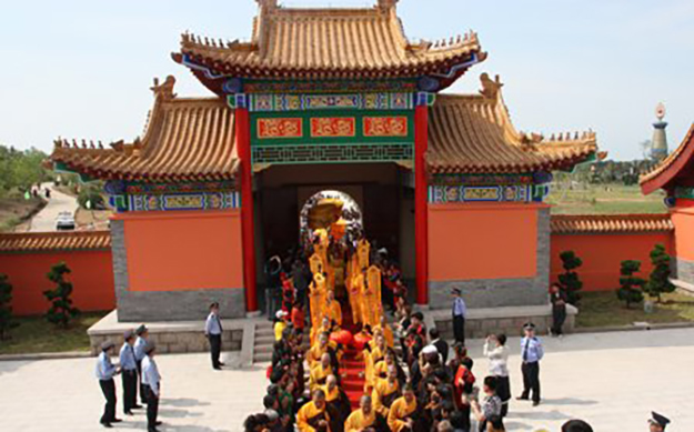山东威海市乳山泓兴寺落成暨佛像开光大典举行