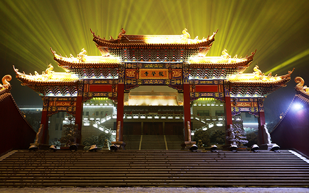 会稽山龙华寺举行2019新年祈福供灯撞钟法会