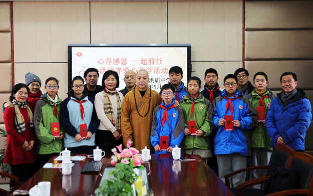 每逢腊八 洪福寺都会为他们送上爱心资助