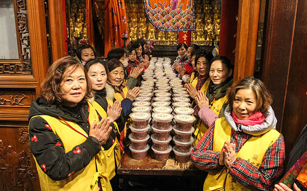 “和合佛粥·福养身心”寒山寺万人施粥活动举行