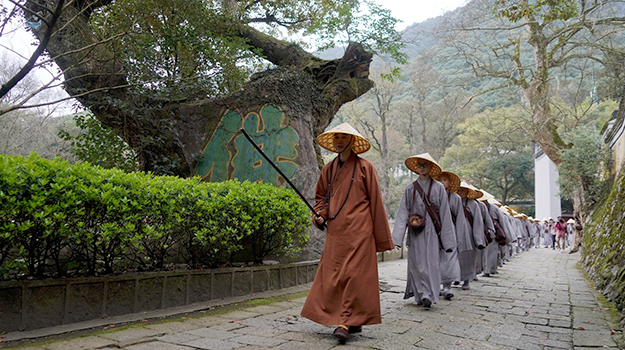 宁波天童禅寺百僧行脚 朝拜阿育王寺佛陀真身舍利