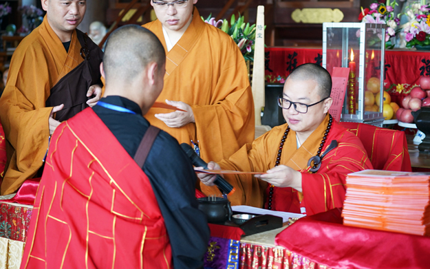 雪窦山资圣禅寺传授三坛大戒第三十日：发放戒牒