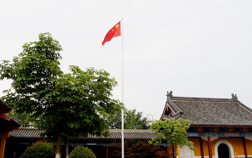 拳拳爱国心 浓浓赤子情 胶州慈云寺开放首日升国旗